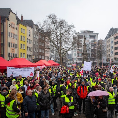 Etwa 2000 Streikende kamen zur Kundgebung auf dem Kölner Alter Markt.