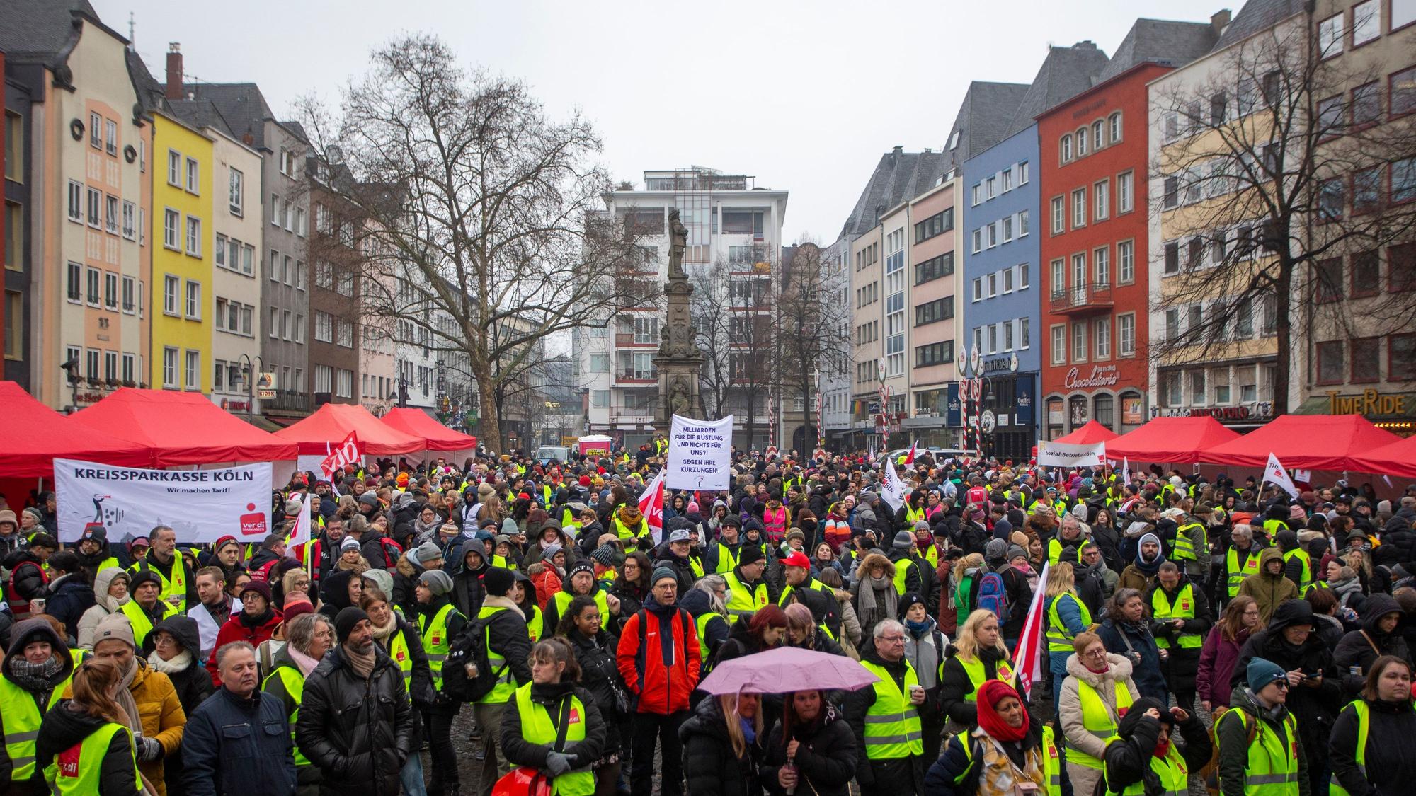 Etwa 2000 Streikende kamen zur Kundgebung auf dem Kölner Alter Markt.