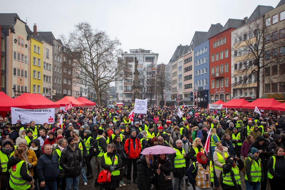 Warnstreik: 2000 Streikende bei Verdi-Kundgebung in Köln - Rundschau Online