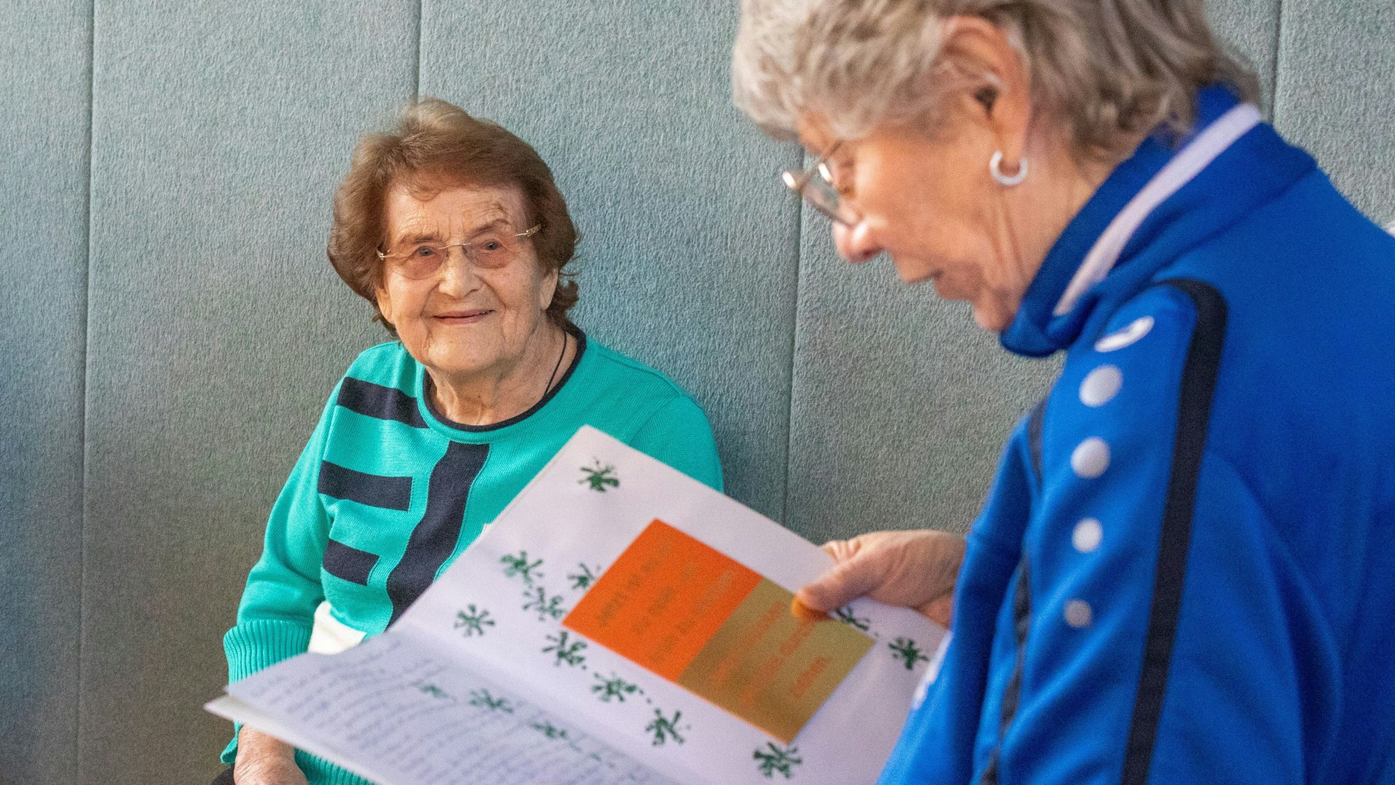 100-jährige Käthe macht noch Sitzgymnastik