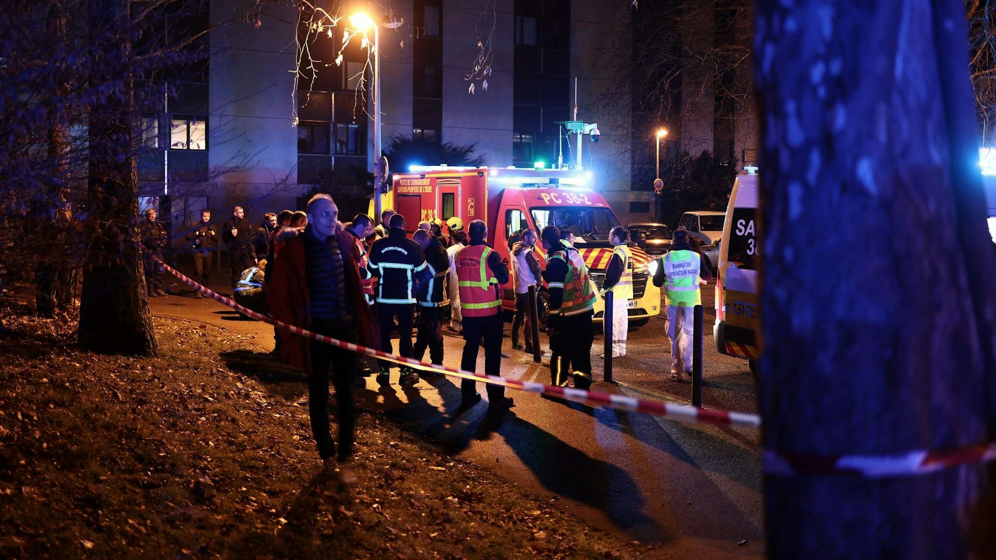 Rettungskräfte sind an einer Bar versammelt, in der eine Granate explodierte. Ein Absperrband trennt den Tatort von der Umgebung ab.