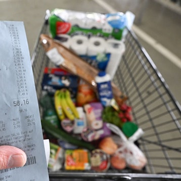 Nach der Teuerungswelle der vergangenen Jahre ebbt der Preisdruck auf Verbraucher ab.