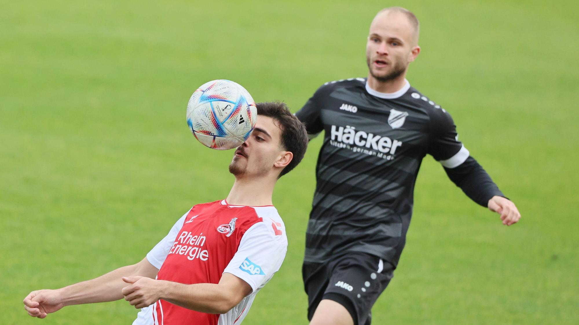 1.FC Köln U23 vs. SV Rödinghausen, Regionalliga West, Saison 2022/23, links: Mikail Özkan (1. FC Köln), 26.11.2022, Bild: Herbert Bucco