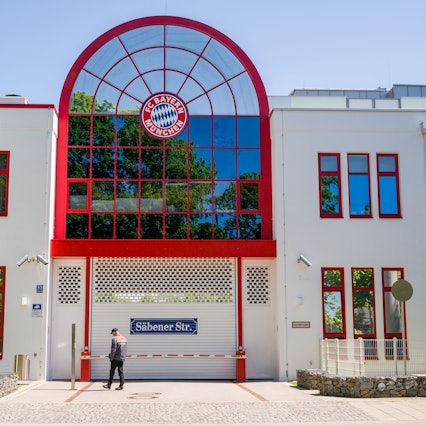 Der Haupteingang zum Trainingsgelände des FC Bayern München in der Säbenerstrasse in München.