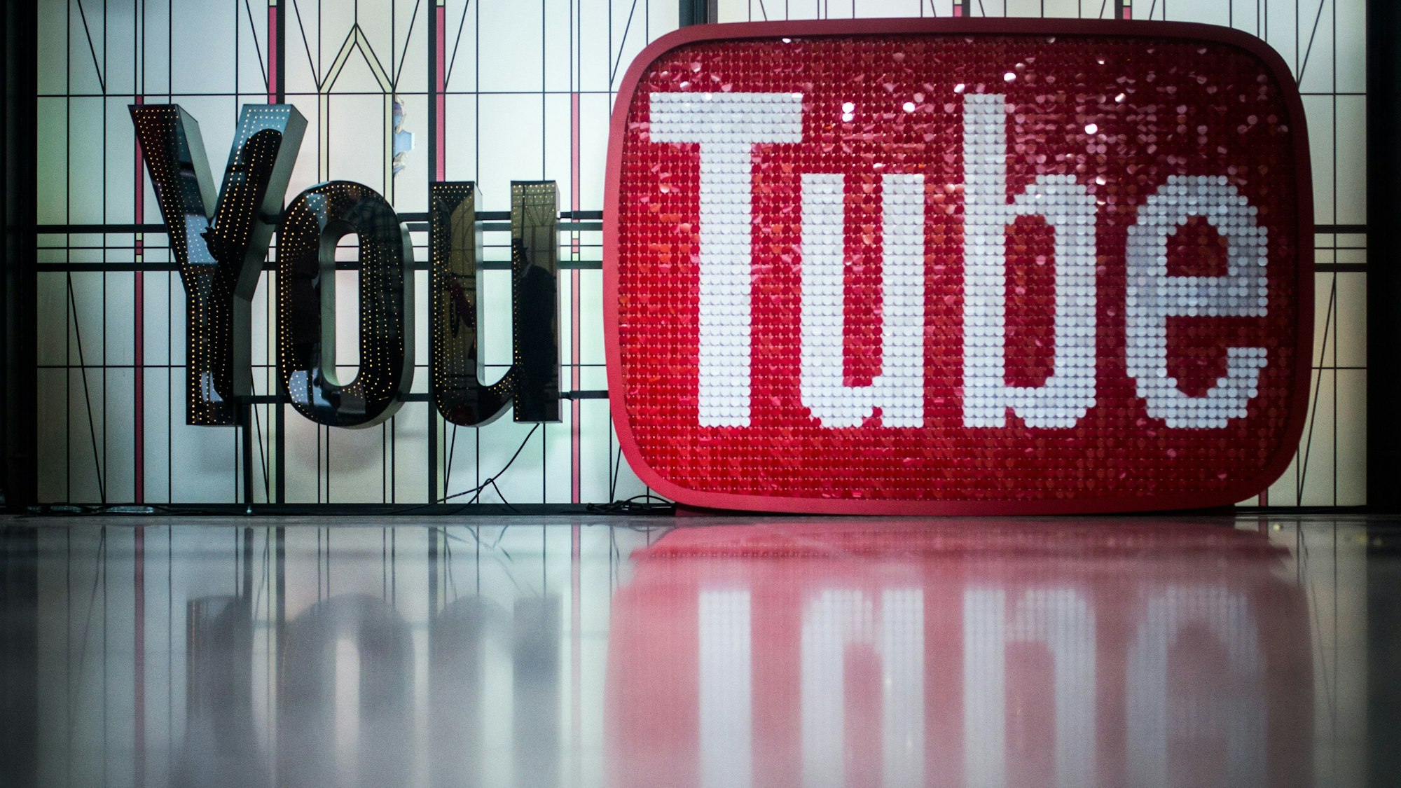 Das Logo des Videoportals Youtube im Youtube Space Berlin.