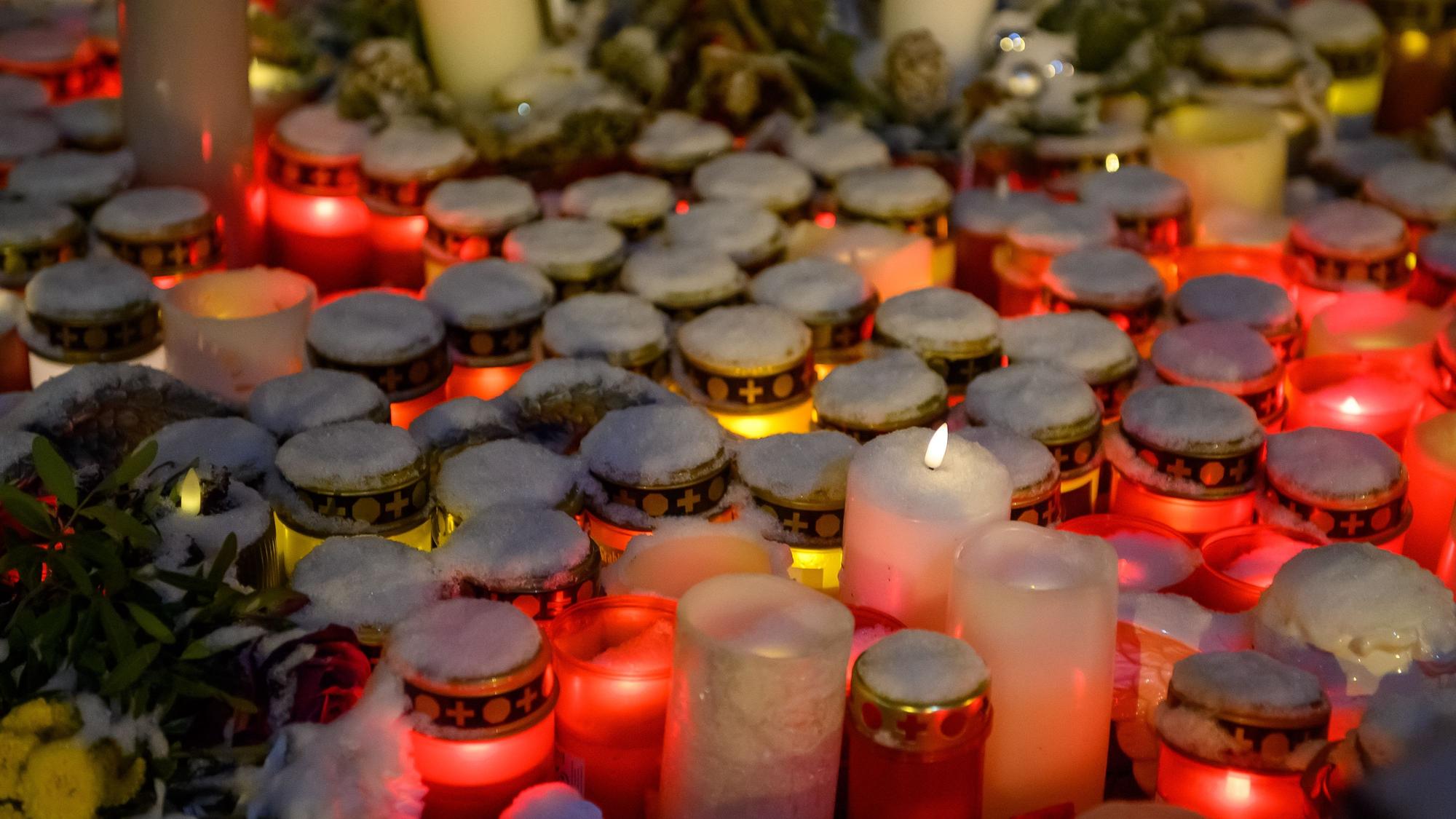 Magdeburg: Ein Herz aus kleinen Gedenksteinen liegt vor dem Portal der Johanniskirche. Der Gedenkort war nach dem Anschlag auf den Magdeburger Weihnachtsmarkt eingerichtet worden.