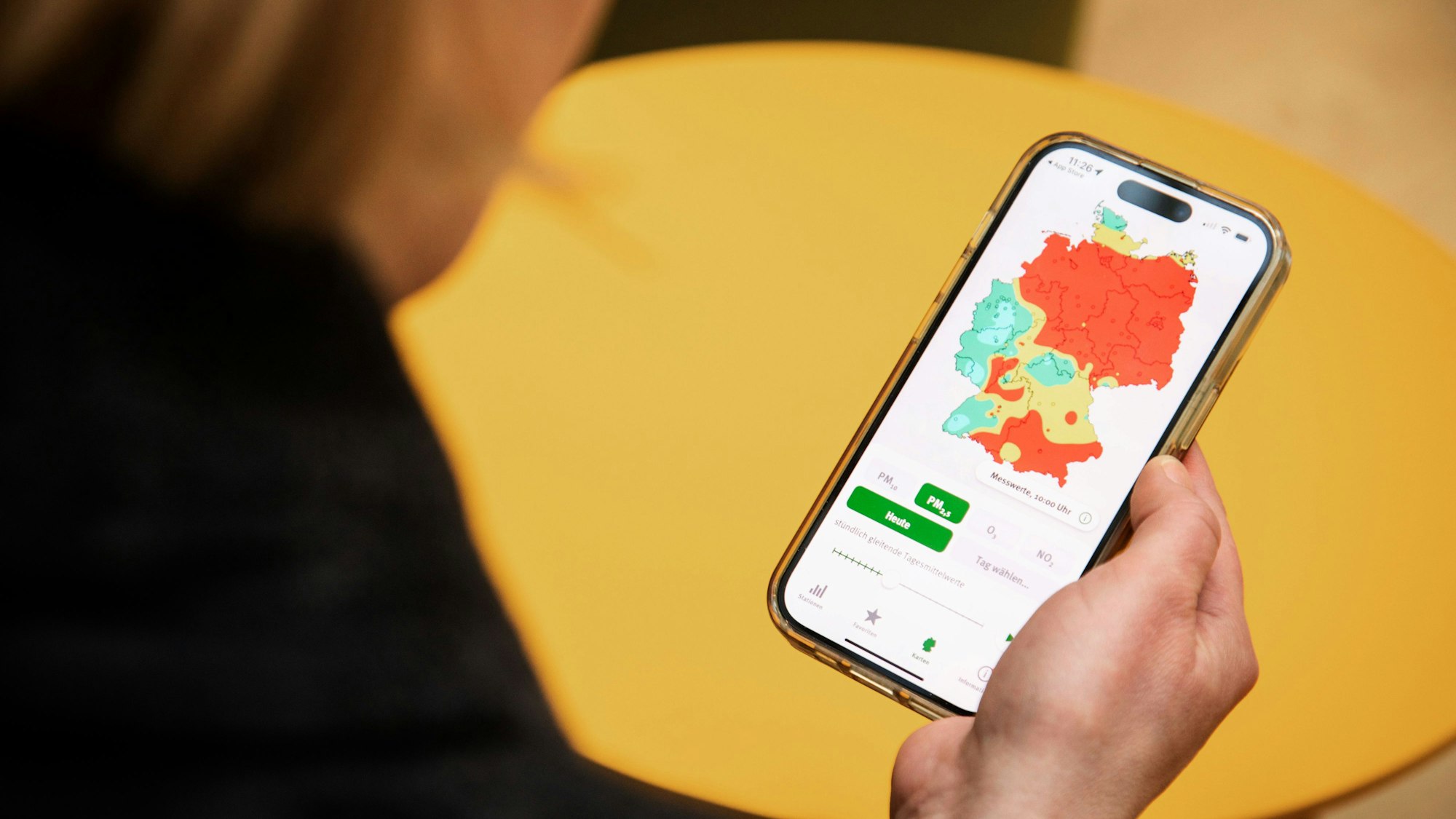 Feinstaub, Ozon, Stickstoffdioxid: Wie es um die Luftqualität in der eigenen Region steht, lässt sich mit Hilfe der App «Luftqualität» des Umweltbundesamtes herausfinden. (zu dpa: «Feinstaub: Wie steht es um die Luftqualität in meiner Nähe?») Foto: Christin Klose/dpa-tmn - Honorarfrei nur für Bezieher des dpa-Themendienstes +++ dpa-Themendienst +++