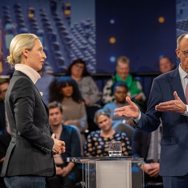 13.02.2025, Berlin: Friedrich Merz, Kanzlerkandidat und Vorsitzender der CDU, spricht mit Alice Weidel, Kanzlerkandidatin der AfD, in der ZDF-Sendung «Klartext».