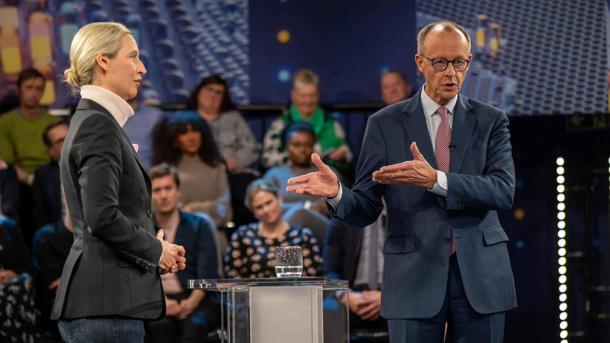 13.02.2025, Berlin: Friedrich Merz, Kanzlerkandidat und Vorsitzender der CDU, spricht mit Alice Weidel, Kanzlerkandidatin der AfD, in der ZDF-Sendung «Klartext».