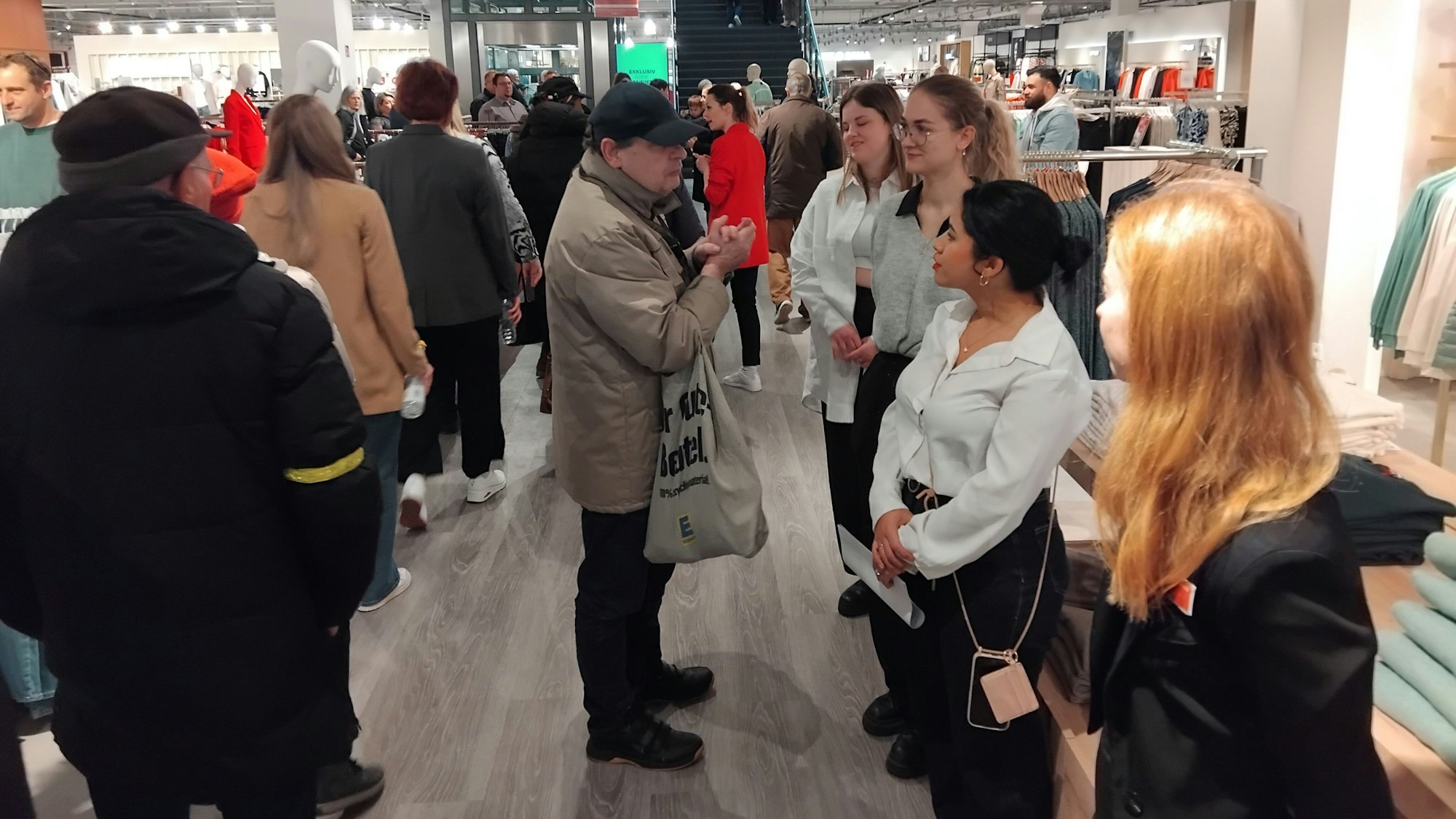 Kunden und Mitarbeiterinnen in einem Geschäft