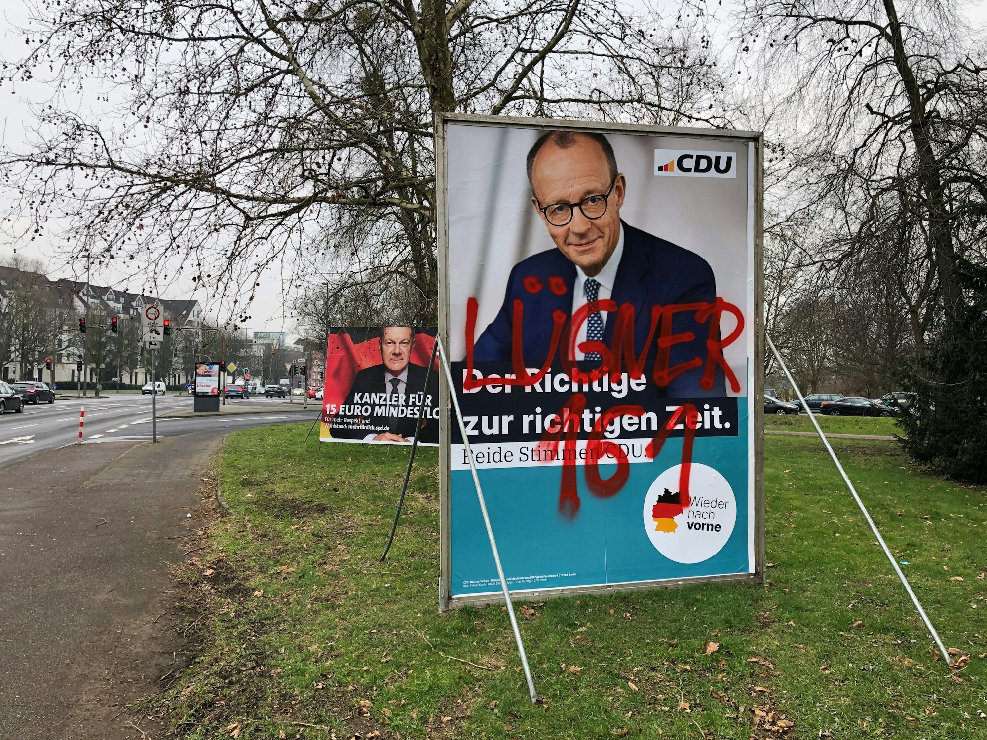 Ein von Unbekannten verunstaltetes Wahlplakat von Friedrich Merz (CDU) an der Inneren Kanalstraße in Köln.