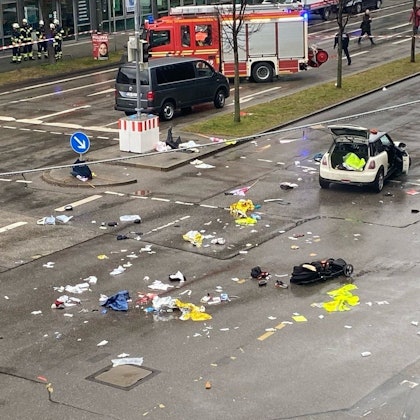 13.02.2025, Bayern, München: Ein Auto steht am Einsatzorte. In der Münchner Innenstadt ist ein Fahrzeug in eine Menschengruppe gefahren. Wie die Polizei auf der Plattform X mitteilte, wurden mehrere Menschen verletzt. Foto: Alexa Gräf/dpa +++ dpa-Bildfunk +++