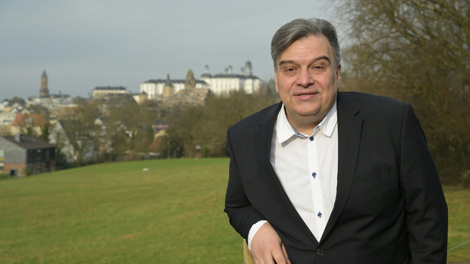 Tomás Santillán steht auf dem Gelände des Kardinal Schulte Hauses.