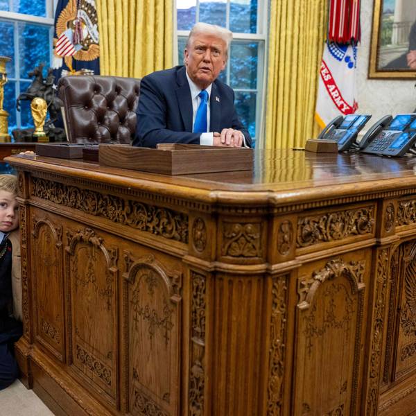 Elon Musks Sohn X Æ A-Xii lehnt am Schreibtisch von US-Präsident Donald Trump.