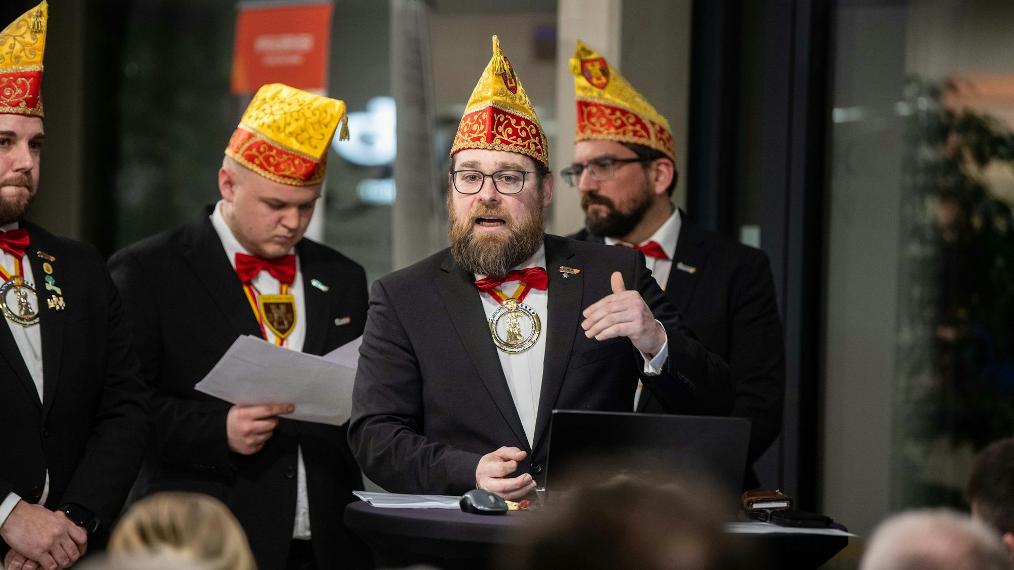 Das Bild zeigt den Zugleiter während der Zugversammlung im Office Park.