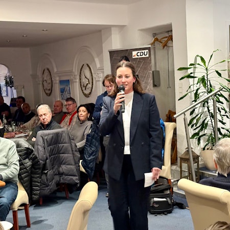 Caroline Bosbach mit Mikrofon im Burscheider Restaurant „Korfu“