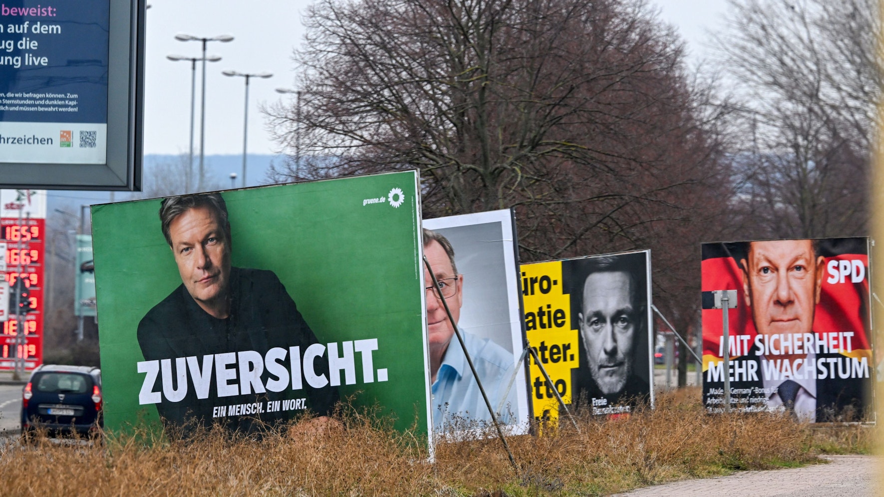 Wahlplakate von Bündnis90/Die Grünen, Die Linke, FDP und SPD stehen in Erfurt. Am 23. Februar wird in Deutschland ein neuer Bundestag gewählt. (Archivbild)