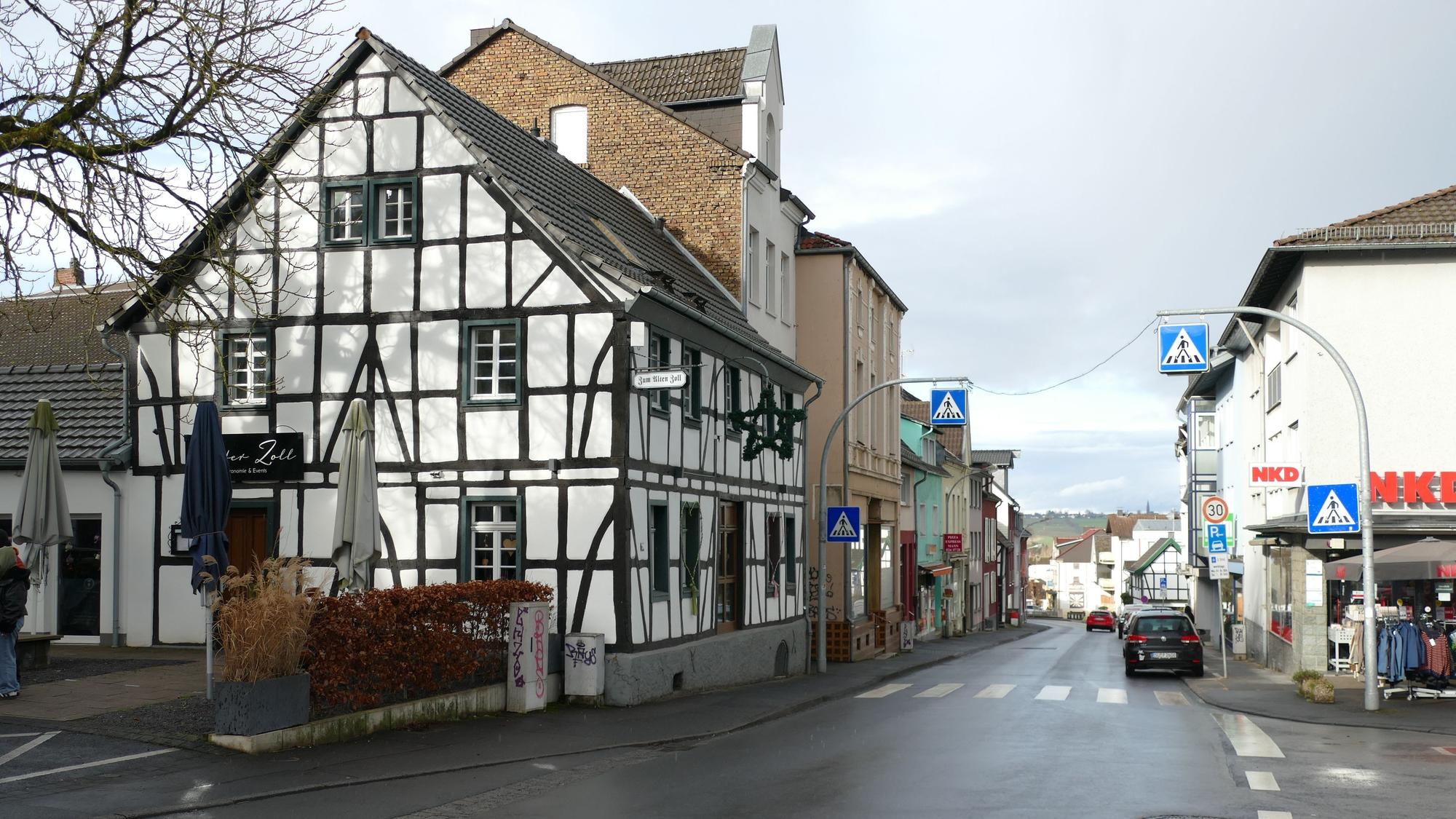Ein Fachwerkhaus an einer Straße.