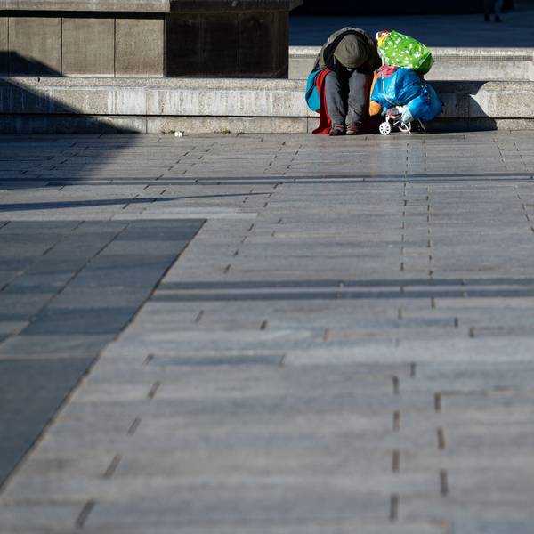 Ein Obdachloser wärmt sich auf dem Roncalliplatz vor dem Kölner Dom sitzend in der Sonne. (Symbolfoto)