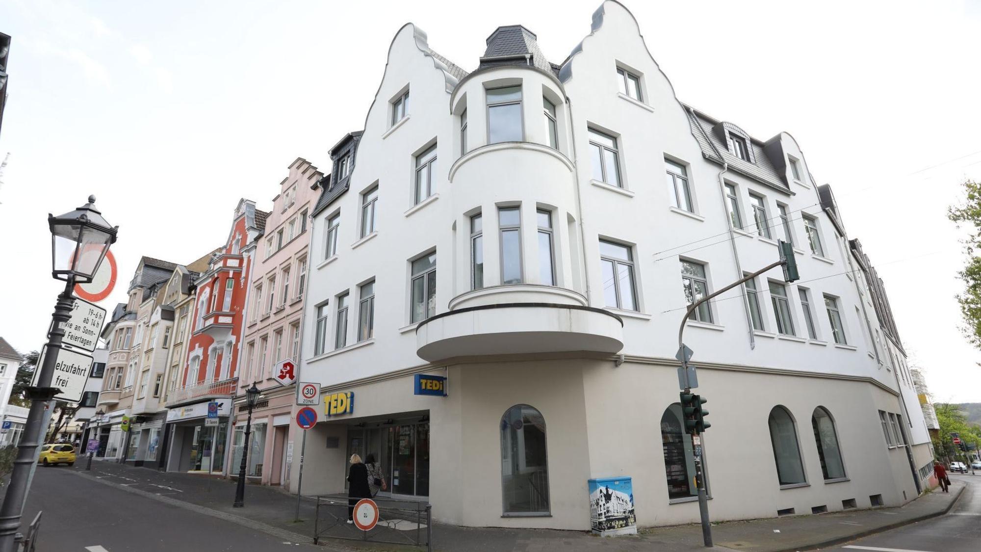 Ein mehrgeschossiges Eckgebäude mit einer Tedi-Filiale im Erdgeschoss.