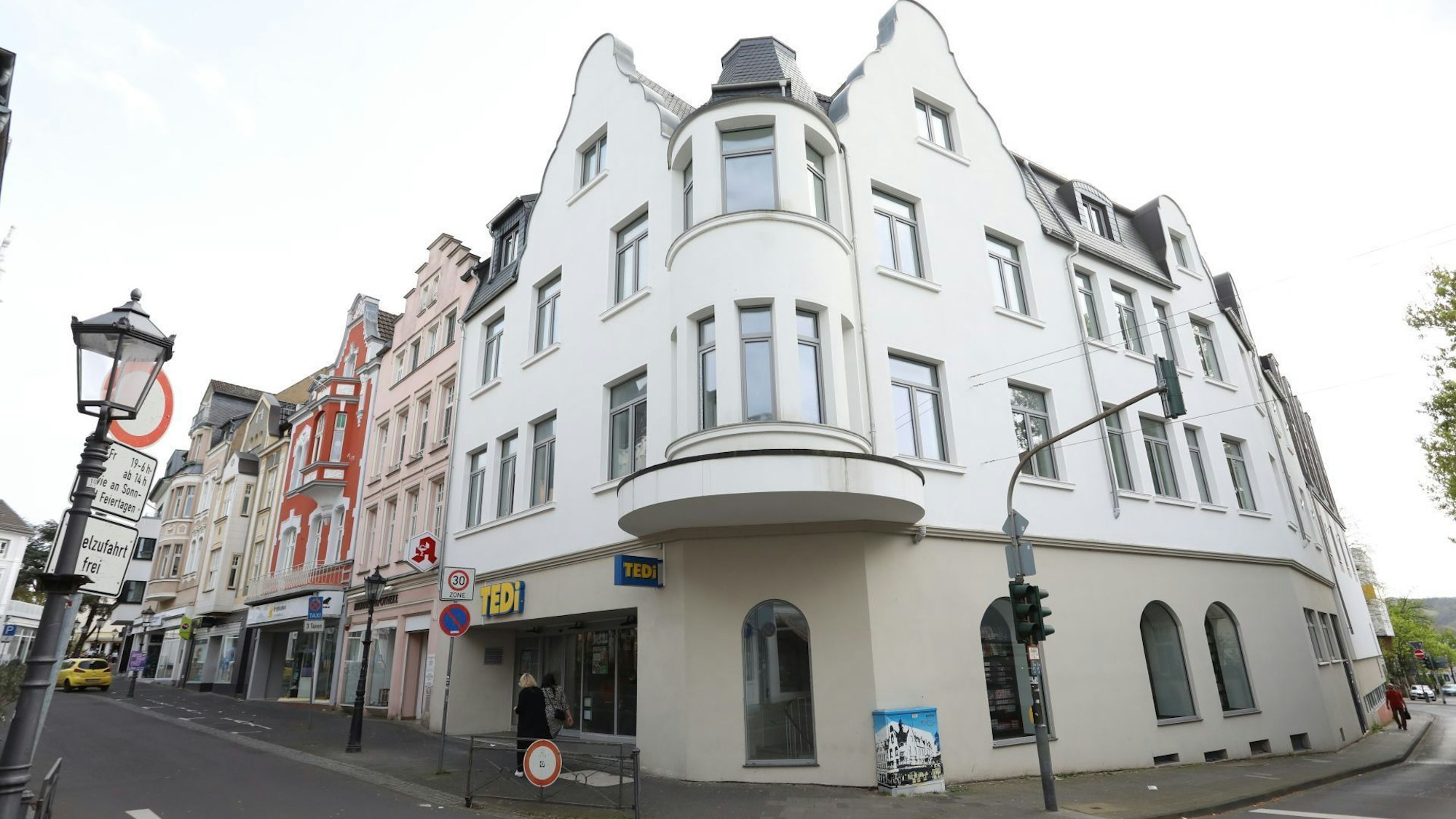 Ein mehrgeschossiges Eckgebäude mit einer Tedi-Filiale im Erdgeschoss.