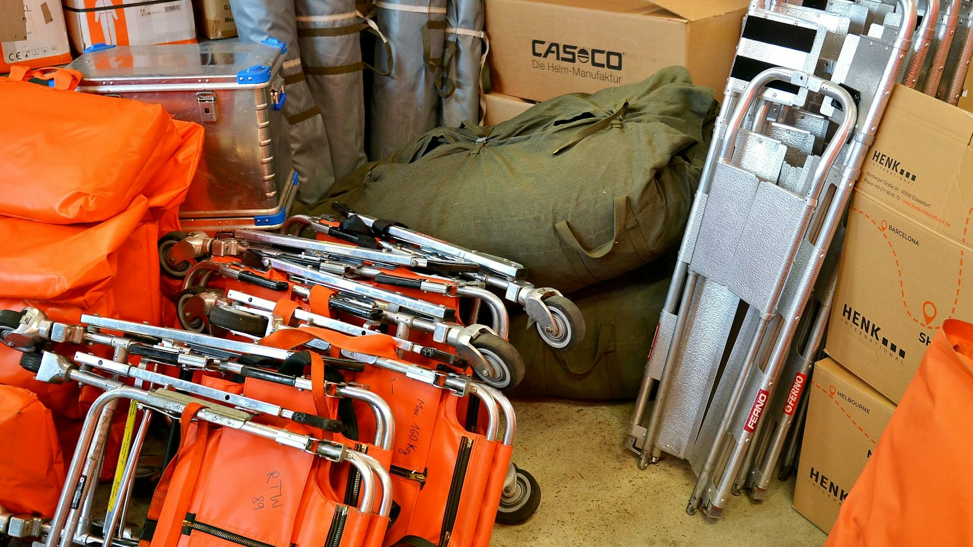 Die Ladung aus Tragen, Zelte und anderen Hilfsgütern steht zum Transport bereit.