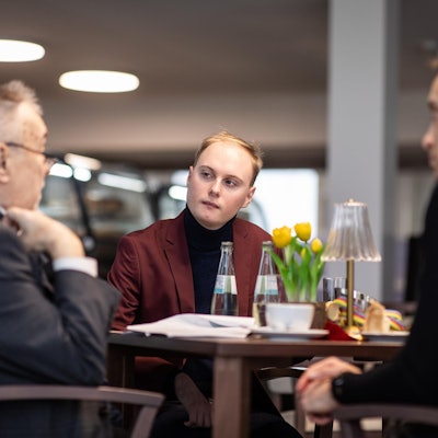 Auf dem Foto ist Christian Schubert von den Grünen im Gespräch zu sehen.
