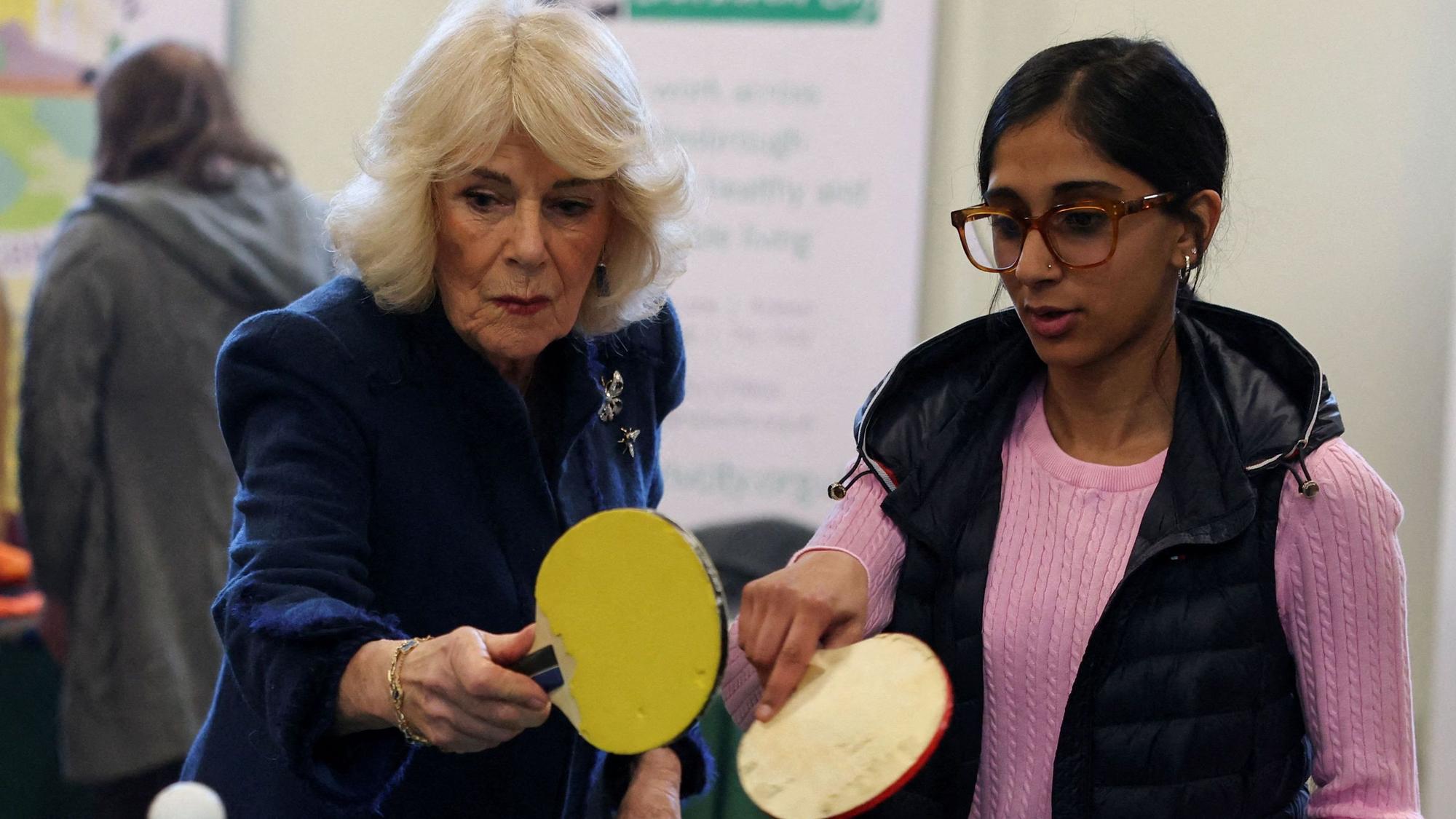 Die britische Königin Camilla spielt Tischtennis mit der 15-jährigen Alesha Hussain bei einem Besuch des Middlesbrough International Centre im Nordosten Englands.
