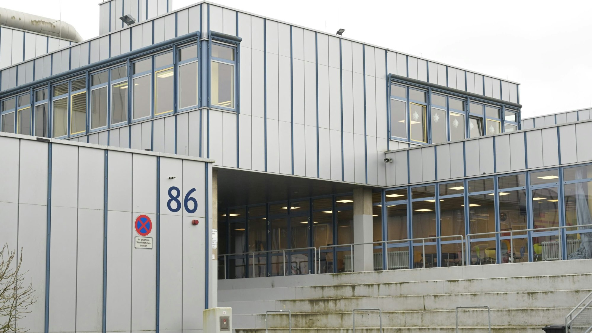 Zu sehen ist der Eingang der Schule mit Sitzstufen.