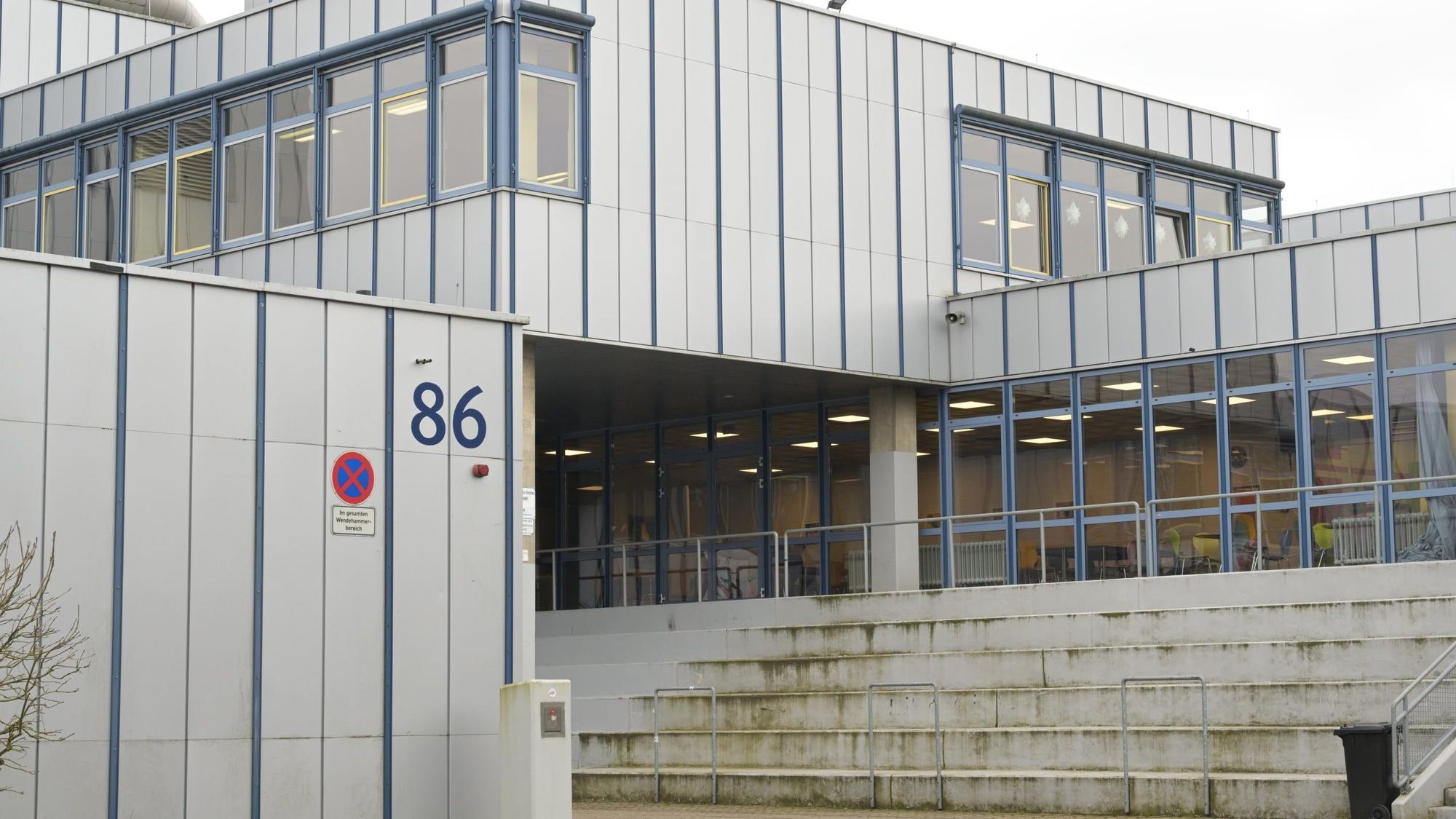Die Integrierte Gesamtschule Paffrath soll abgerissen und ein Neubau her - das ist die laut Planungsbüro preiswerteste Variante.
