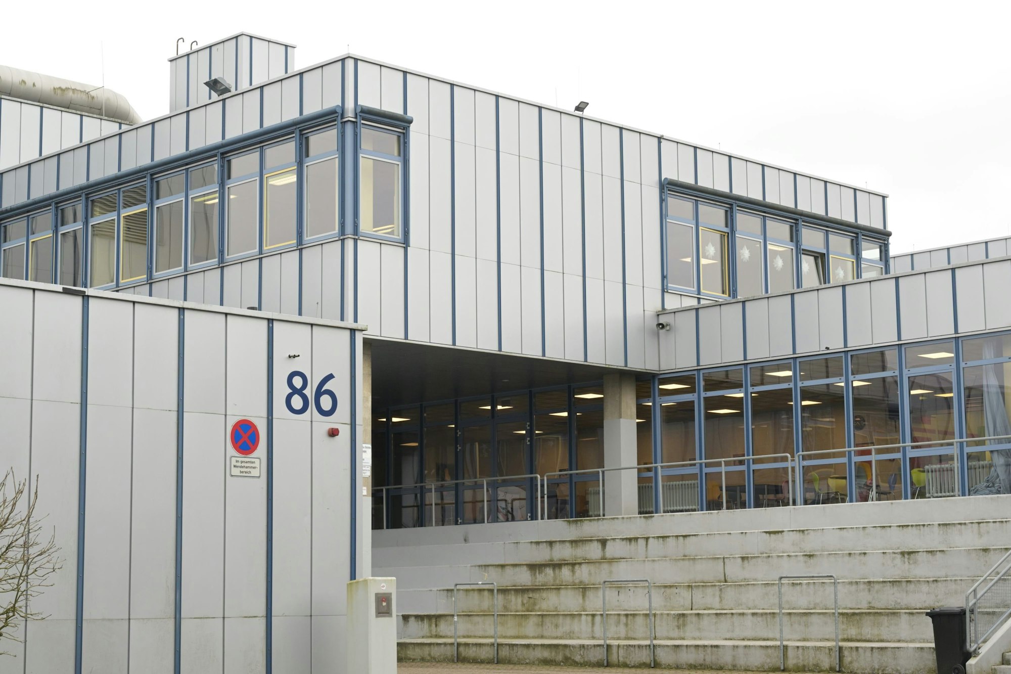 Man sieht den Eingang des Schulgebäudes.