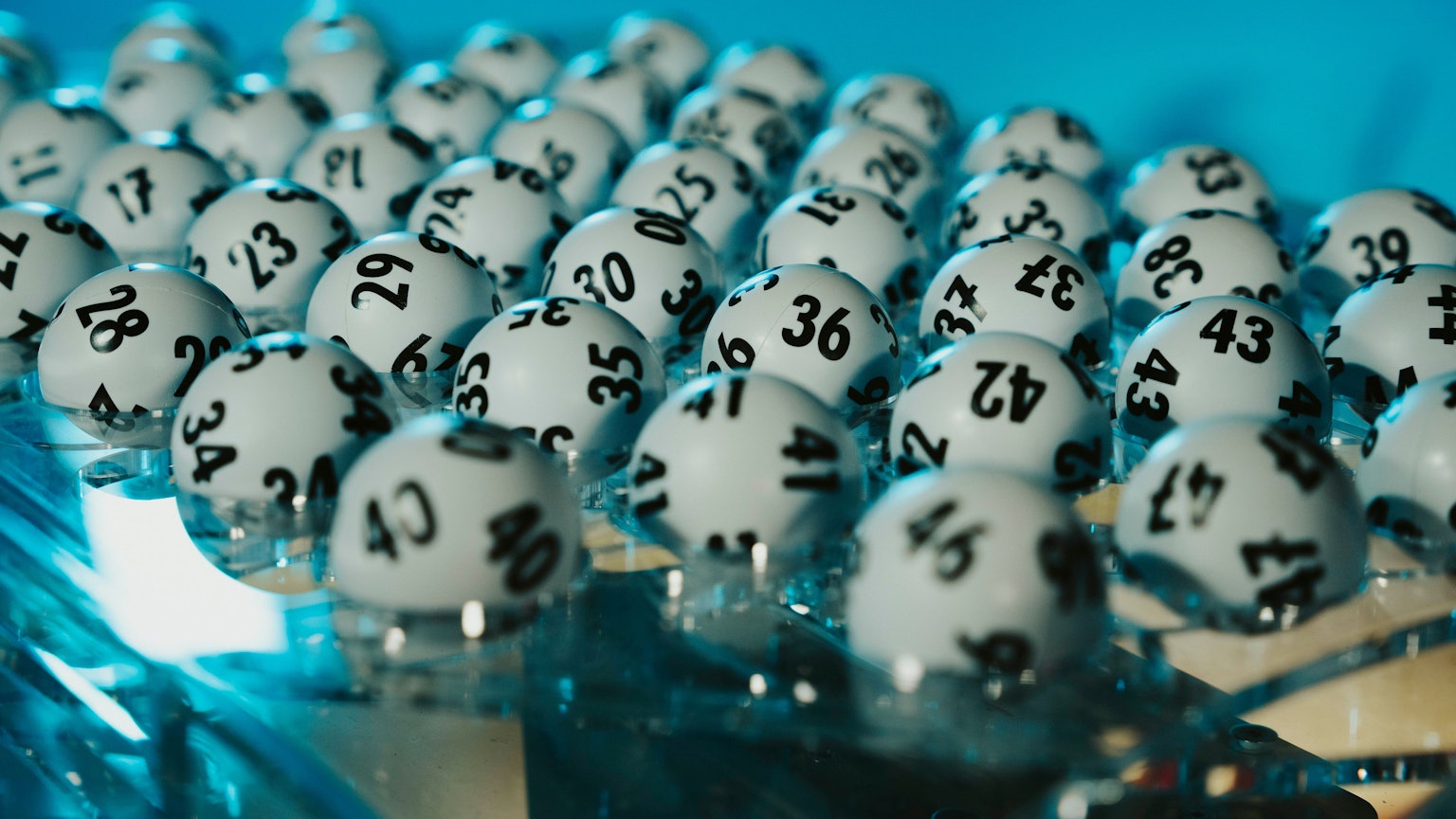 Bei der Ziehung von LOTTO 6aus49 am Mittwoch (12. Februar 2025) haben gleich 27 Spielteilnehmer aus ganz Nordrhein-Westfalen mit der Spielgemeinschaft „Starter Glück" einen Millionengewinn erzielt: Die Glückspilze konnten den zweiten Rang sowie weitere Gewinnklassen treffen und somit eine Gesamtgewinnsumme von rund 1,3 Millionen Euro erreichen.