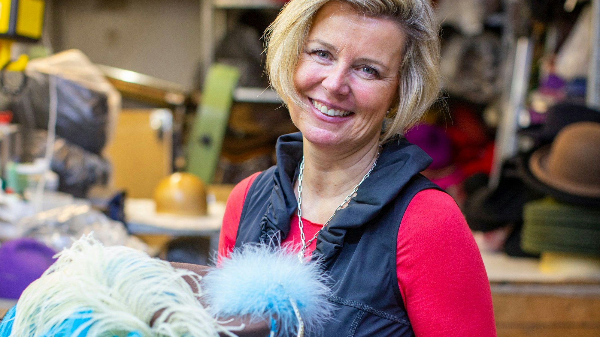 Ute Flemming
hält einen Hut.