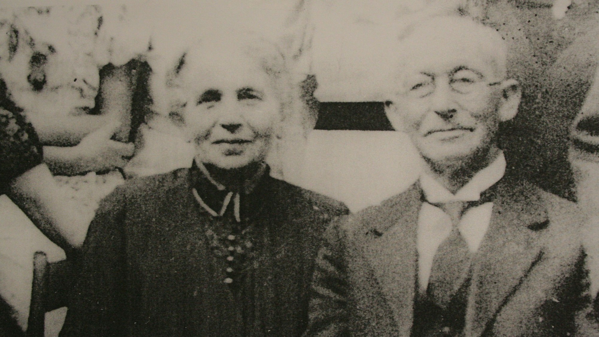Zu sehen ist ein altes Schwarz-Weiß-Foto eines alten Ehepaares.