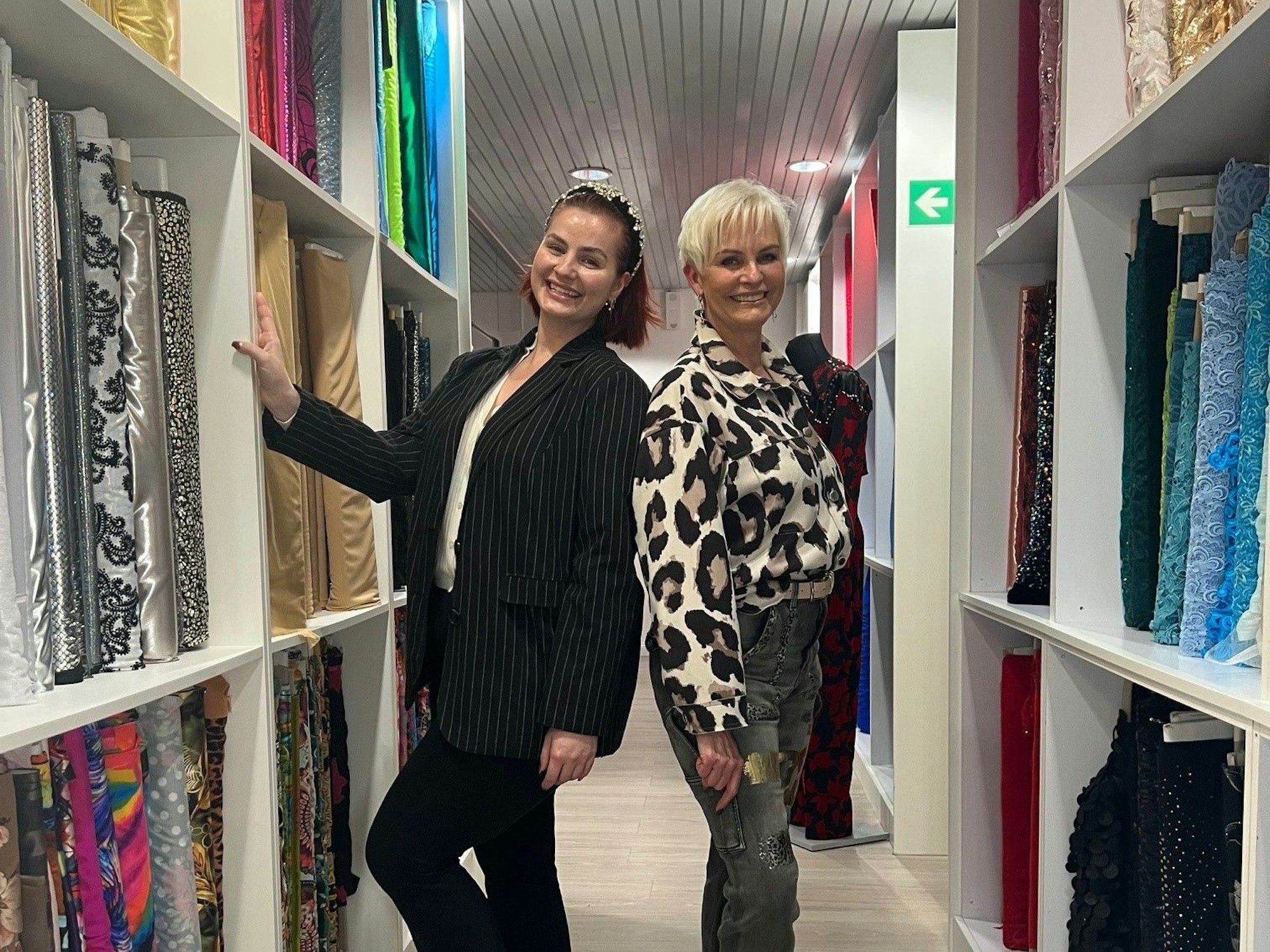 Catharina Convents unterstützt ihre Mutter Katia im Atelier.