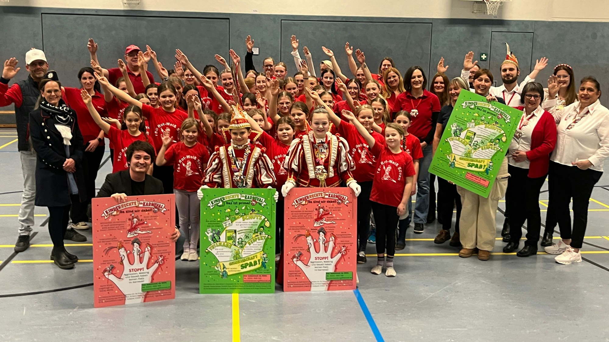 Karnevalisten zeigen Plakate und rufen „Alaaf“ aus.