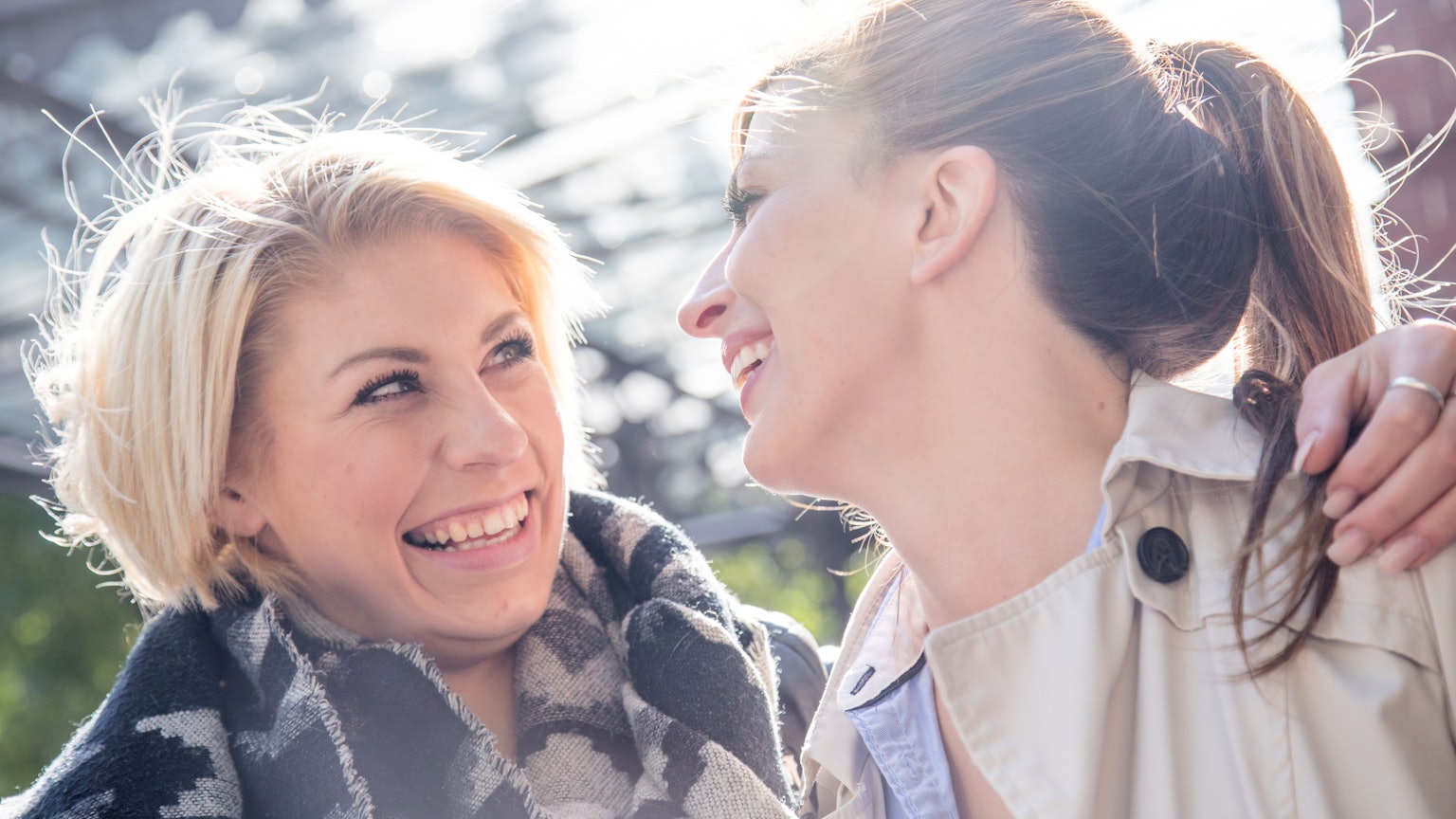 ILLUSTRATION - Wiedersehen macht Freu(n)de: Auch wenn längere Zeit vergangen ist, können alte Freundschaften wieder aufleben und funktionieren.