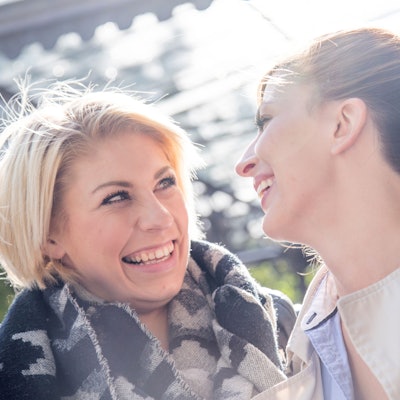 ILLUSTRATION - Wiedersehen macht Freu(n)de: Auch wenn längere Zeit vergangen ist, können alte Freundschaften wieder aufleben und funktionieren.