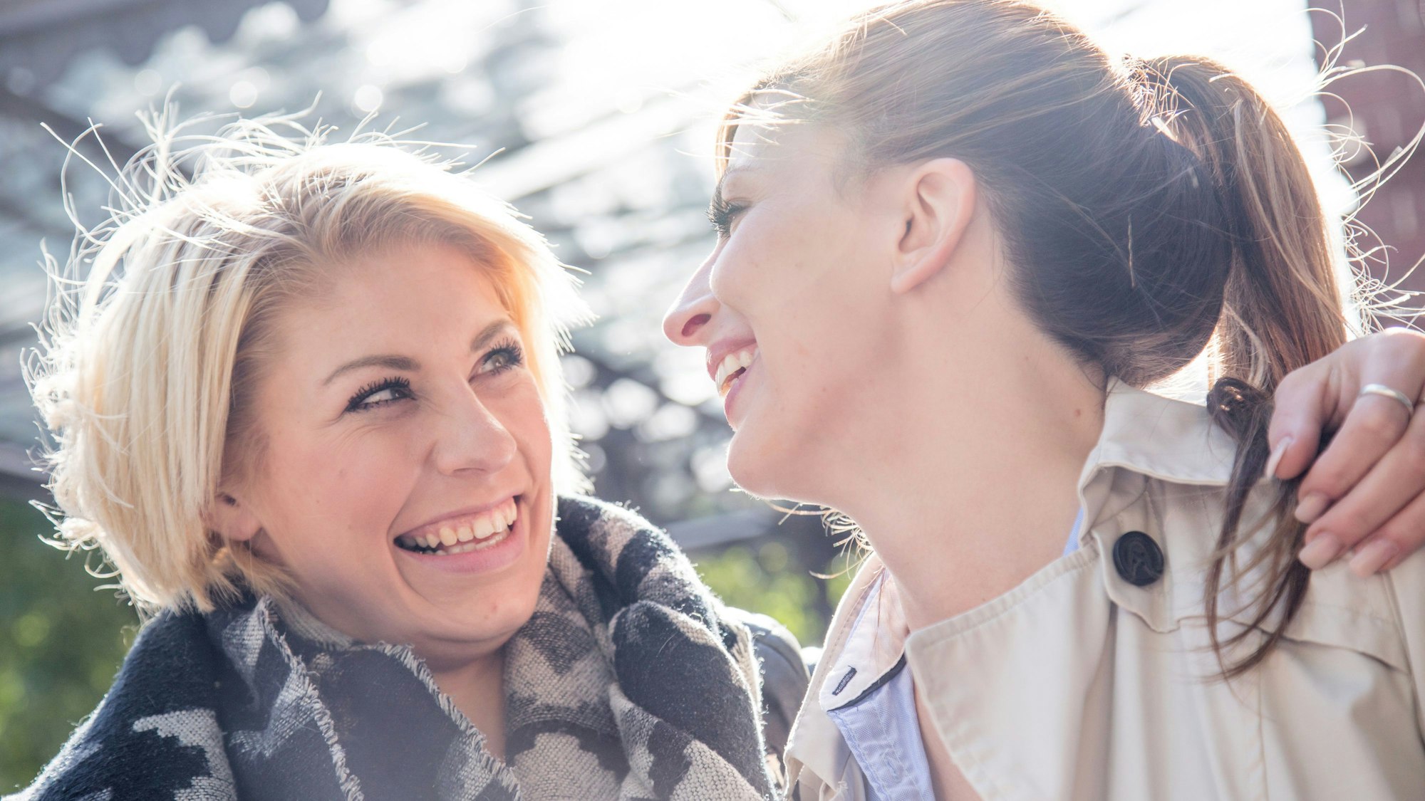 ILLUSTRATION - Wiedersehen macht Freu(n)de: Auch wenn längere Zeit vergangen ist, können alte Freundschaften wieder aufleben und funktionieren.