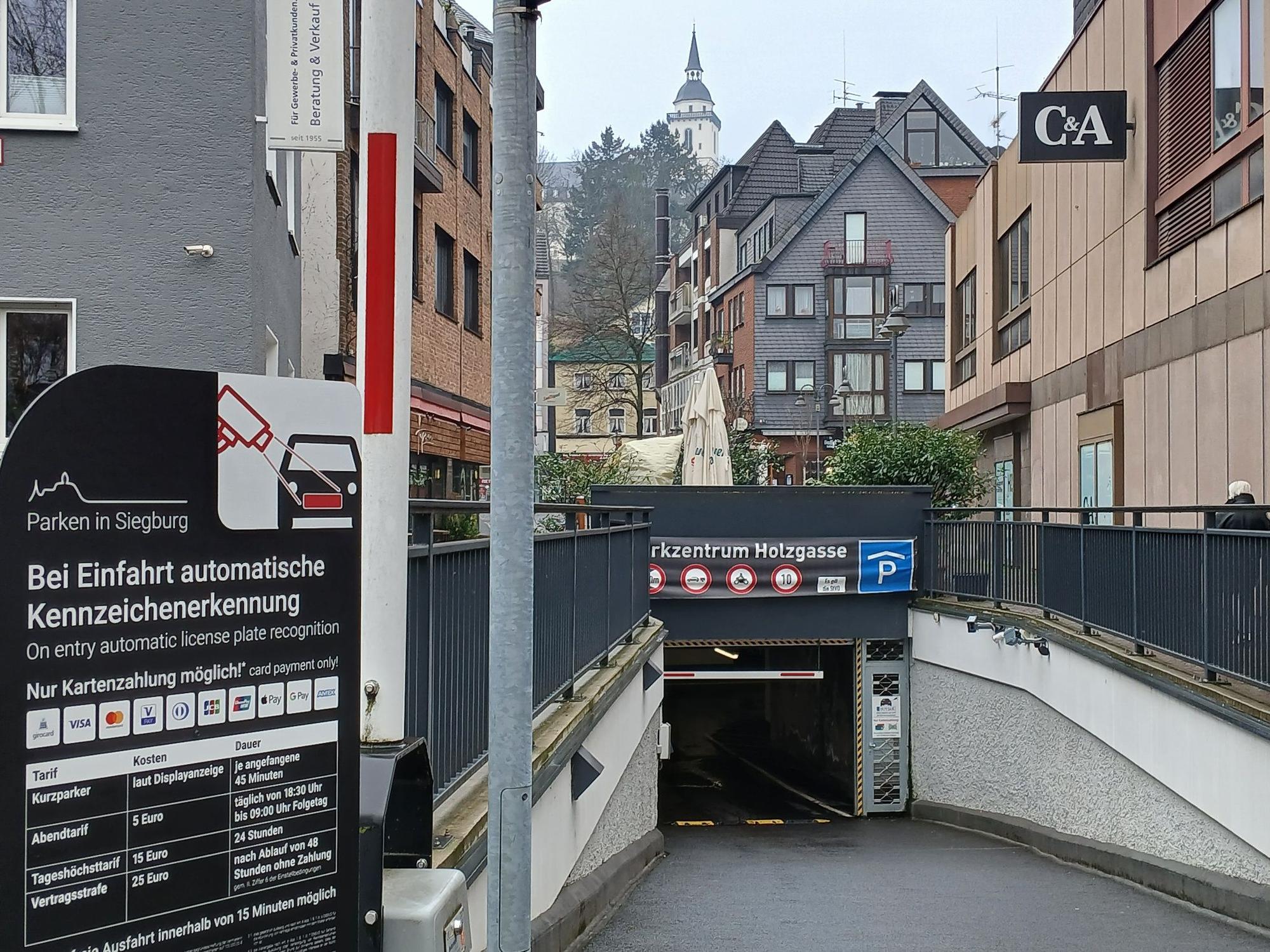 Die Angaben zu freien Stellplätzen des städtischen Parkleitsystems und an der Tiefgarage Holzgasse selbst stimmen nicht überein