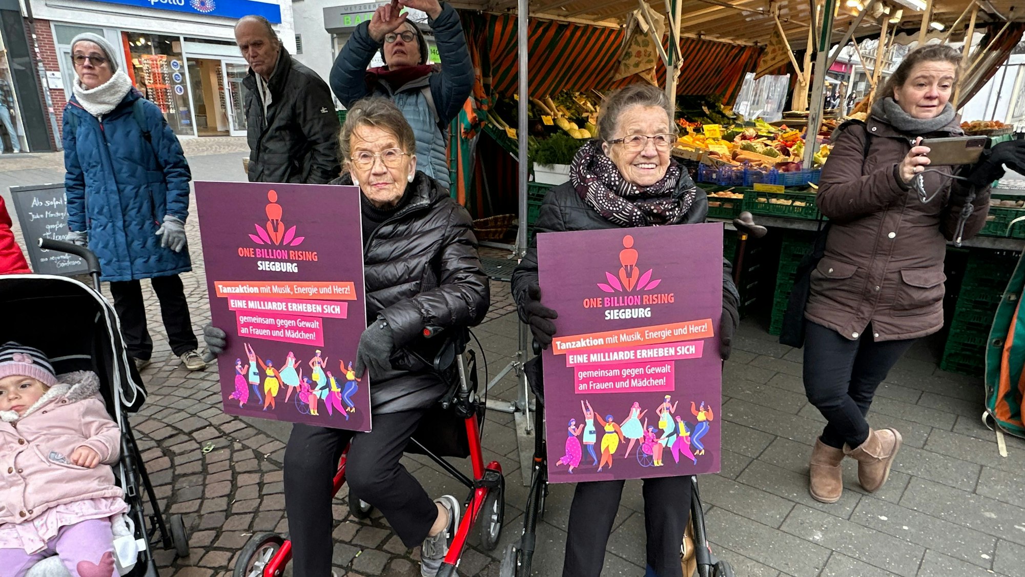 Teilnehmerinnen hielten Protestplakate in den Händen.