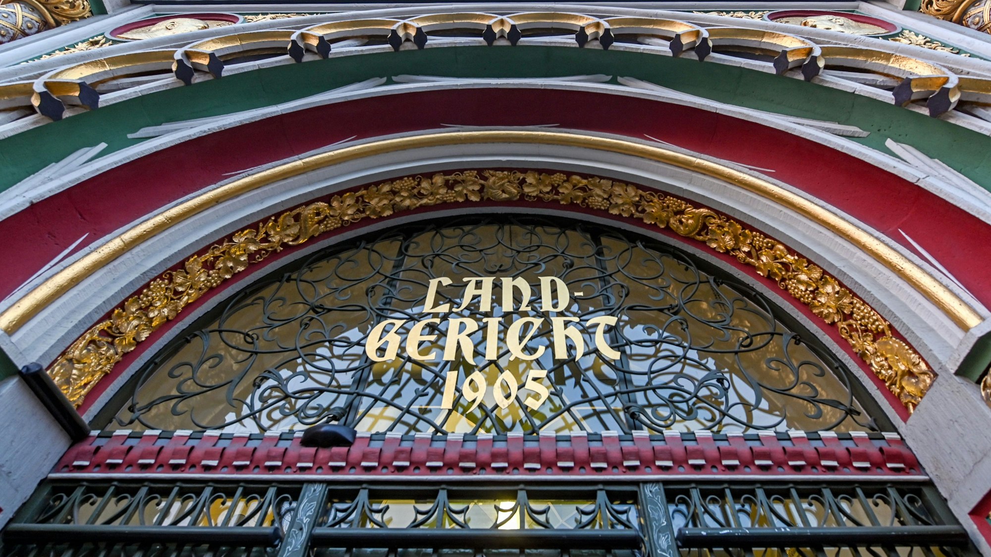 Der Eingang zum Landgericht Halle/Saale. (Archivbild)