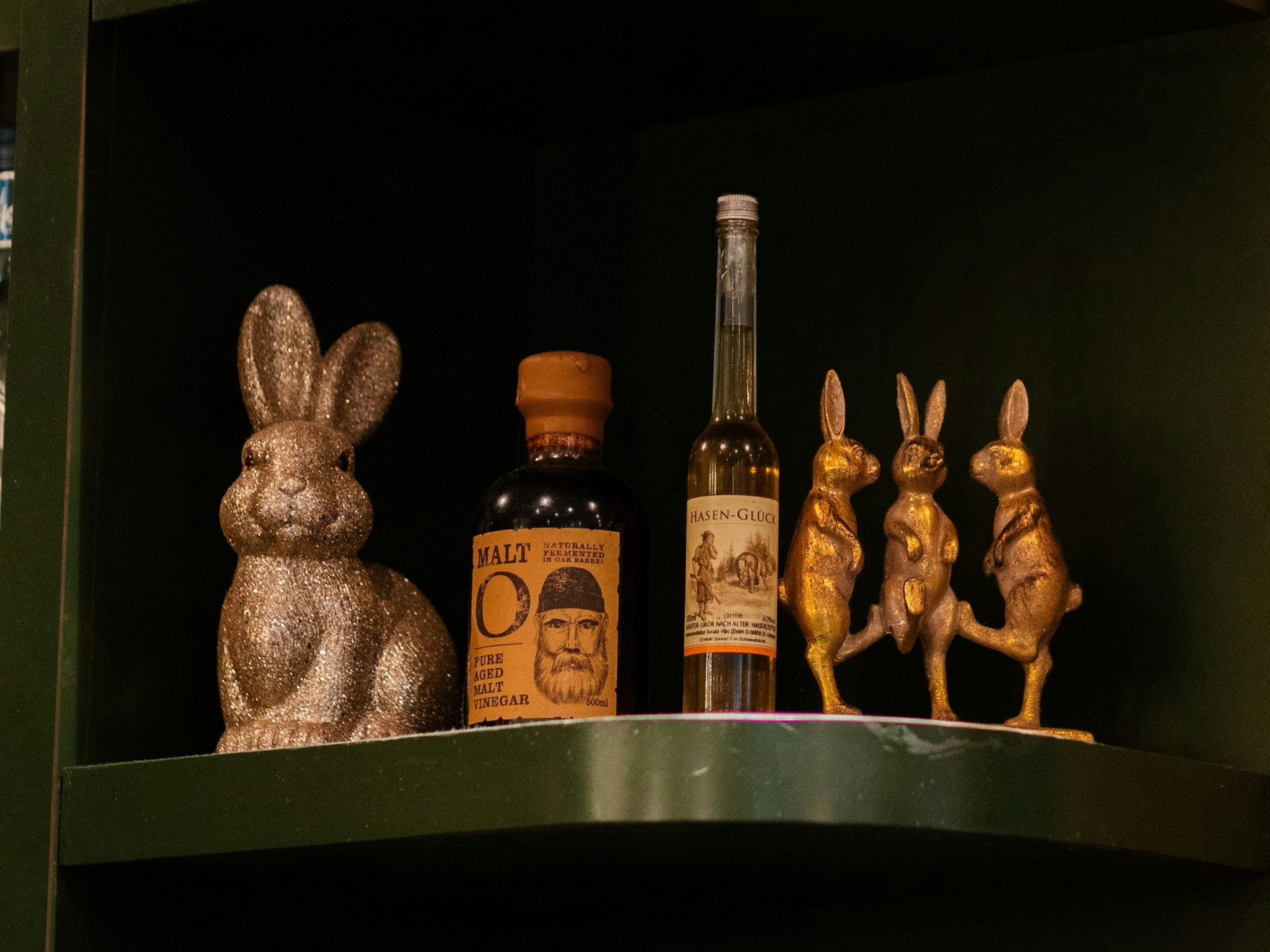 Der Hase versteckt sich im Restaurant überall.