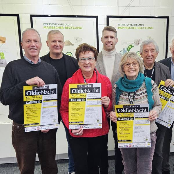 Hermann-Josef Esser, Bernd Born, Dagmar Poth (Hilfsgruppe), Tom Kantelberg; Kathi und Willi Greuel, Bert Kantelberg und Thomas Tampier stehen nebeneinander und präsentieren Plakate von der Oldie-Nacht.
