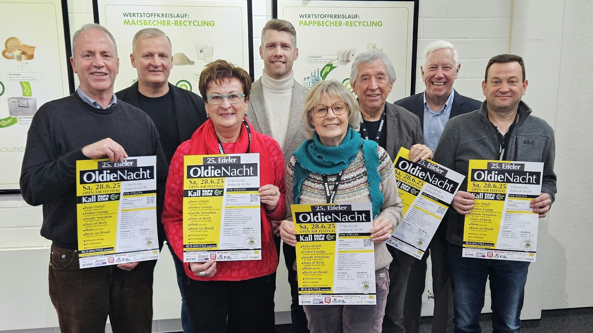 Hermann-Josef Esser, Bernd Born, Dagmar Poth (Hilfsgruppe), Tom Kantelberg; Kathi und Willi Greuel, Bert Kantelberg und Thomas Tampier stehen nebeneinander und präsentieren Plakate von der Oldie-Nacht.