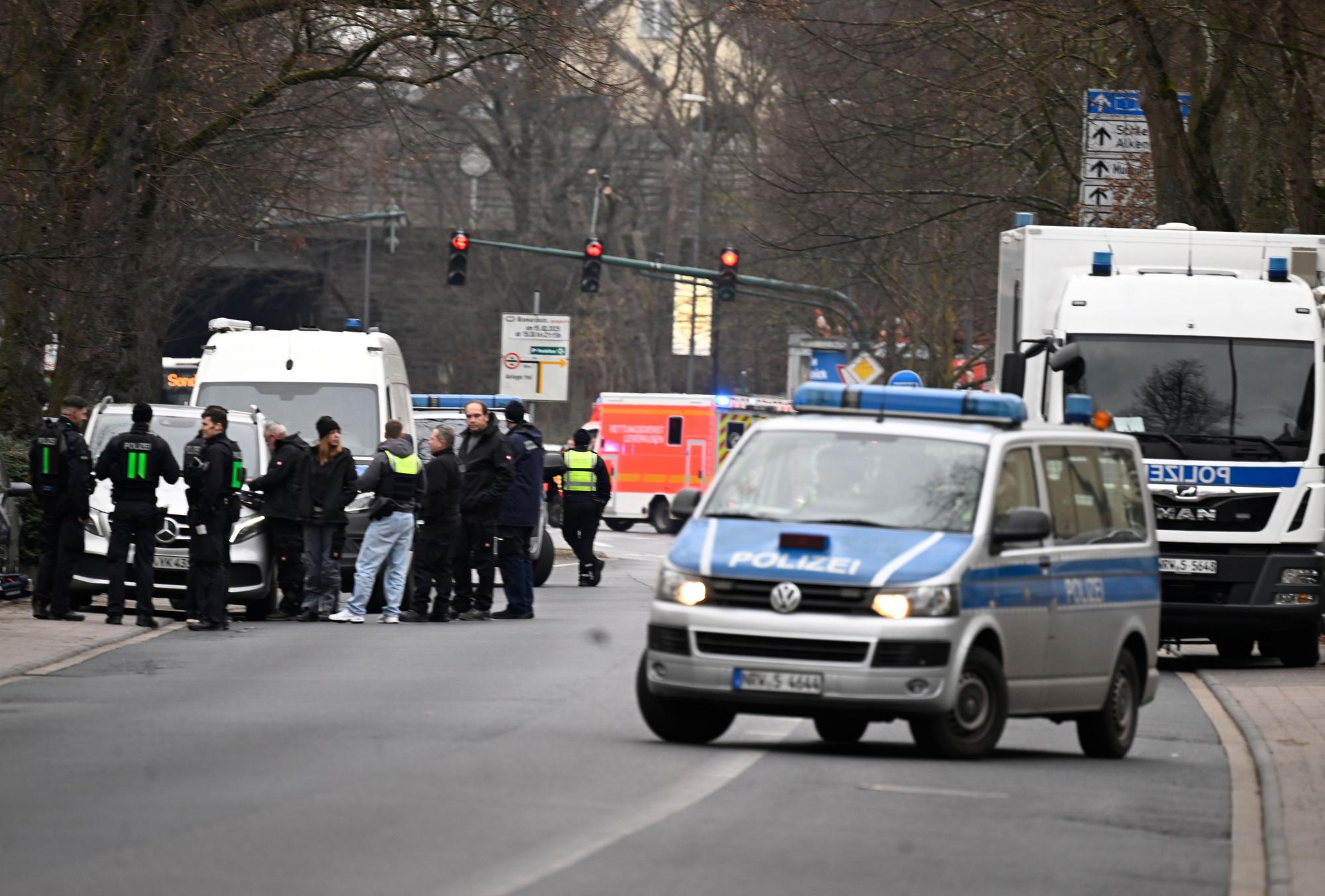 Wiesdorf: Mit einem Grossaufgebot hat die Polizei eine Strasse in Weindorf abgesperrt.