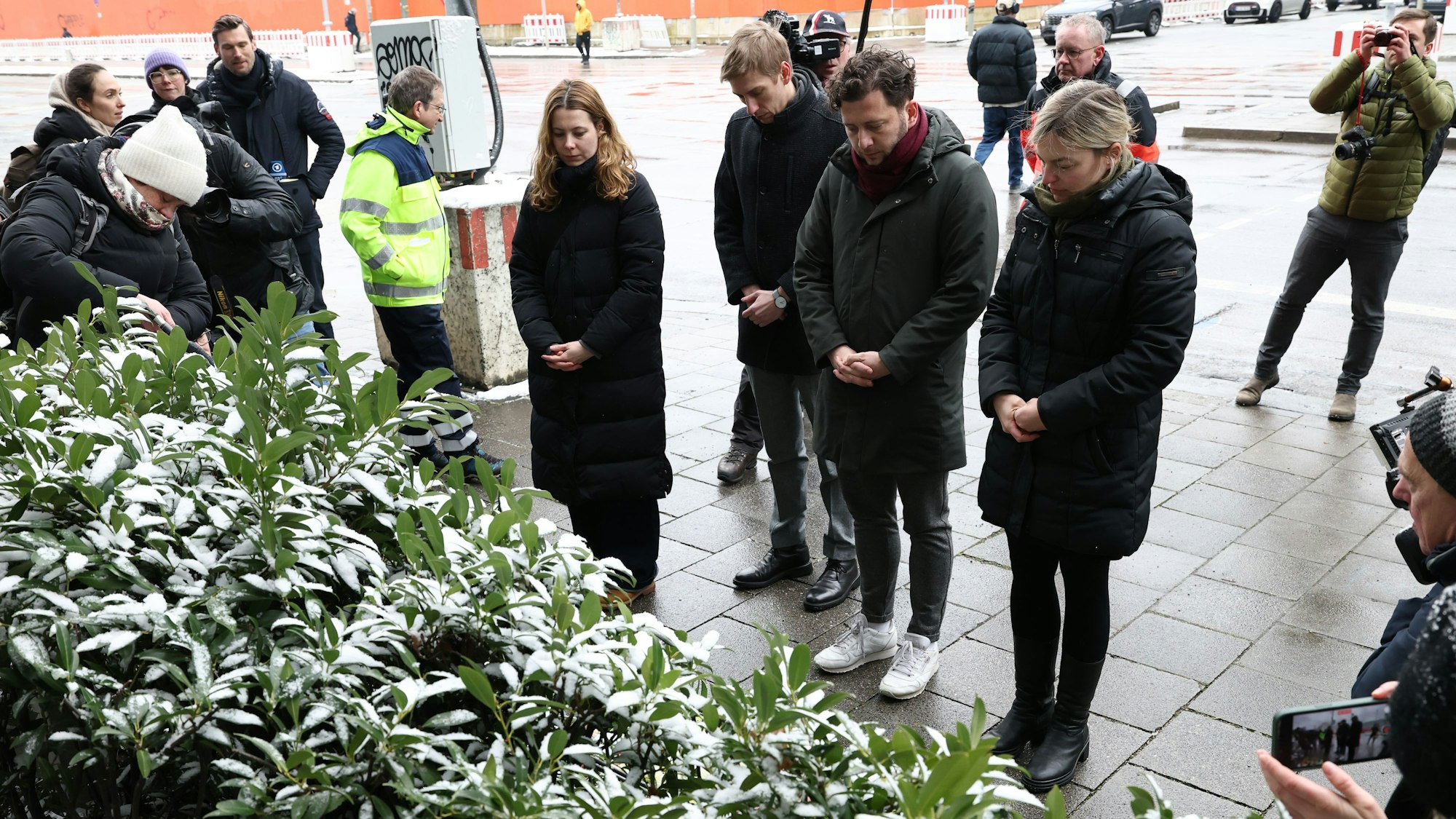 Stilles Gedenken von Katharina Schulze (v.r.) Grünen-Fraktionsvorsitzende im bayerischen Landtag, Felix Banaszak, Bundesvorsitzender Bündnis 90/Grüne, Bürgermeister Dominik Krause und MdB Jamila Schäfer (beide Bündnis 90/Grüne) an der Stelle, wo ein Auto in eine Verdi-Demonstration gerast war.