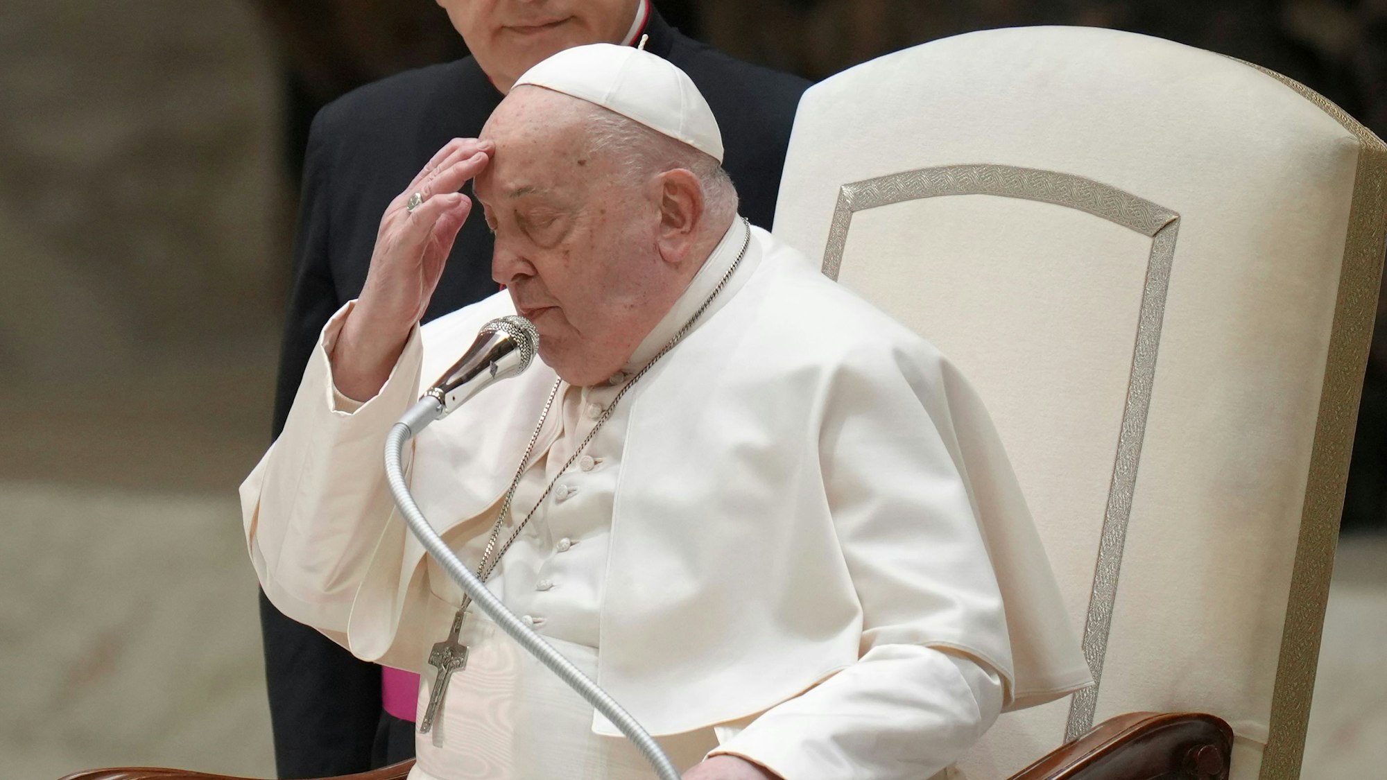Papst Franziskus macht das Kreuzzeichen zu Beginn seiner wöchentlichen Generalaudienz in der Halle Paul VI. im Vatikan.