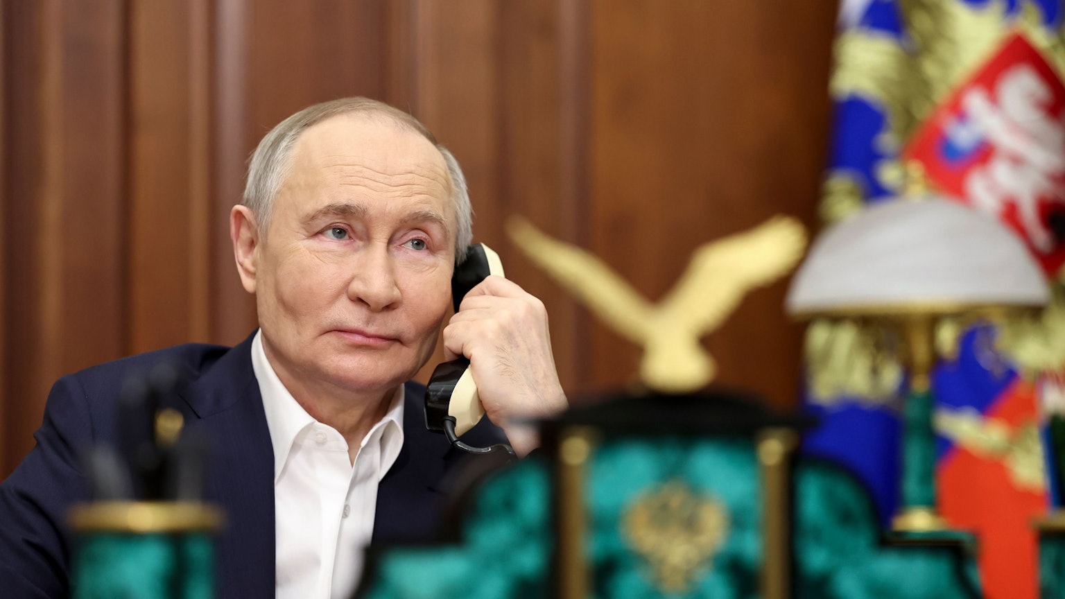 HANDOUT - 07.01.2025, Russland, Moskau: Der russische Präsident Wladimir Putin telefoniert im Kreml mit Arina Porkhal, einem 15-jährigen Mädchen aus Donezk in der russisch kontrollierten Region Donezk, im Rahmen der landesweiten Wohltätigkeitskampagne „Neujahrsbaum der Wünsche“. Foto: Alexander Kazakov/Sputnik, Kreml Pool Photo via AP/dpa - ACHTUNG: Nur zur redaktionellen Verwendung und nur mit vollständiger Nennung des vorstehenden Credits +++ dpa-Bildfunk +++