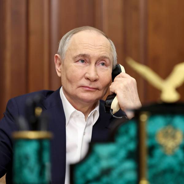 HANDOUT - 07.01.2025, Russland, Moskau: Der russische Präsident Wladimir Putin telefoniert im Kreml mit Arina Porkhal, einem 15-jährigen Mädchen aus Donezk in der russisch kontrollierten Region Donezk, im Rahmen der landesweiten Wohltätigkeitskampagne „Neujahrsbaum der Wünsche“. Foto: Alexander Kazakov/Sputnik, Kreml Pool Photo via AP/dpa - ACHTUNG: Nur zur redaktionellen Verwendung und nur mit vollständiger Nennung des vorstehenden Credits +++ dpa-Bildfunk +++